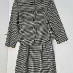 Le Suit Elegant Black and Gray Ensemble, 2 Piece Skirt Suit
